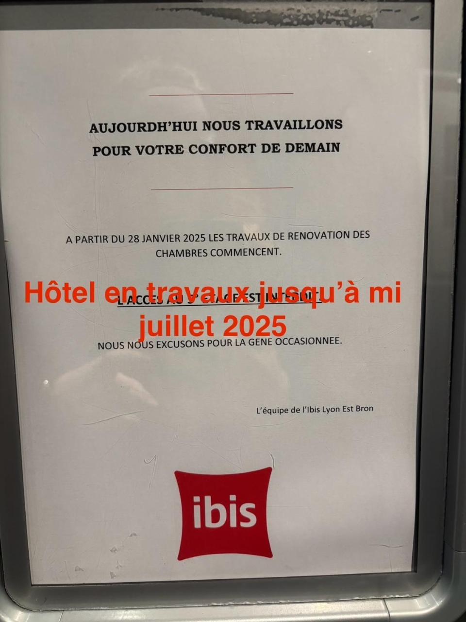 Ibis Lyon Est Bron Hotel Bagian luar foto