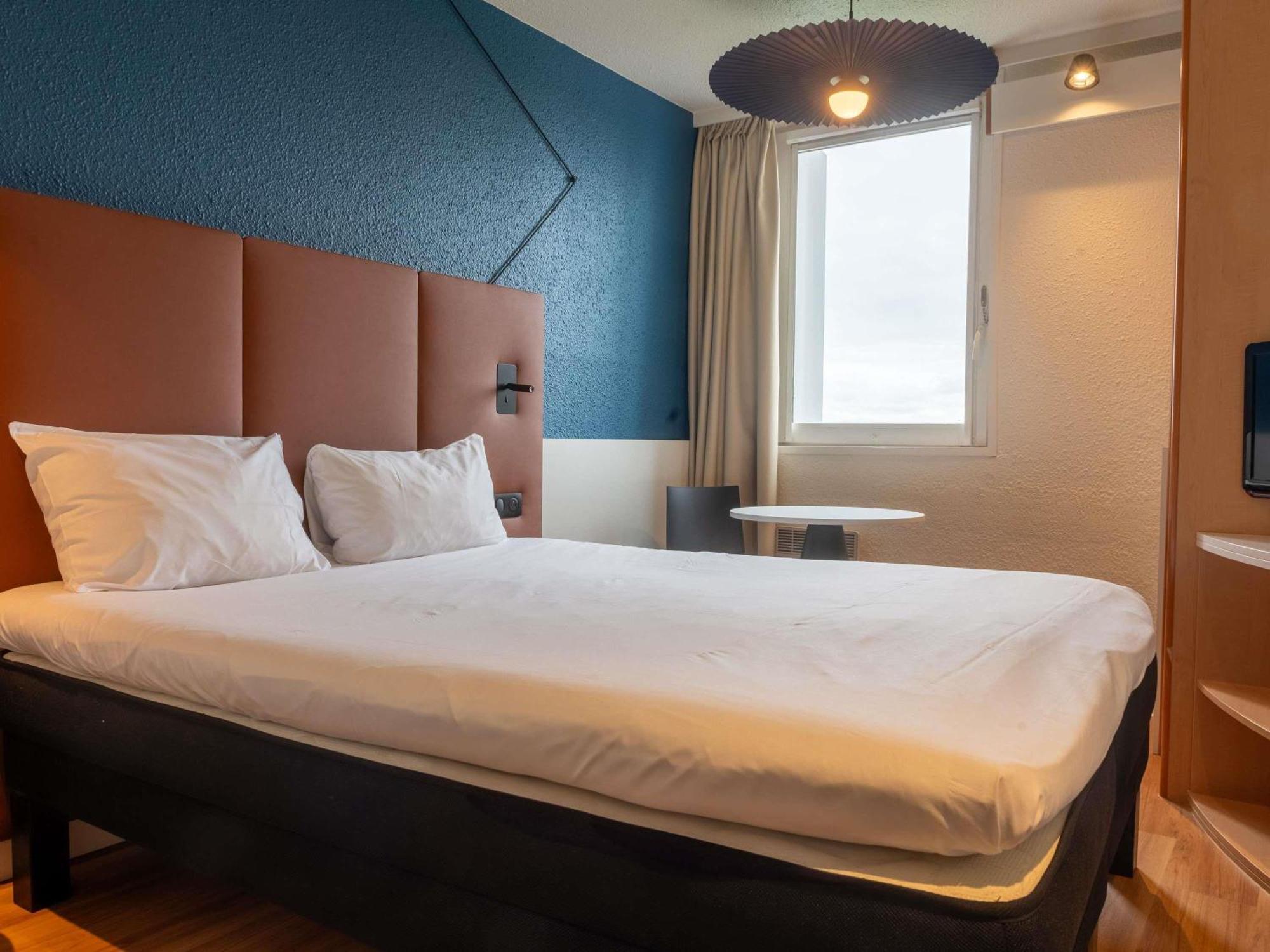 Ibis Lyon Est Bron Hotel Bagian luar foto